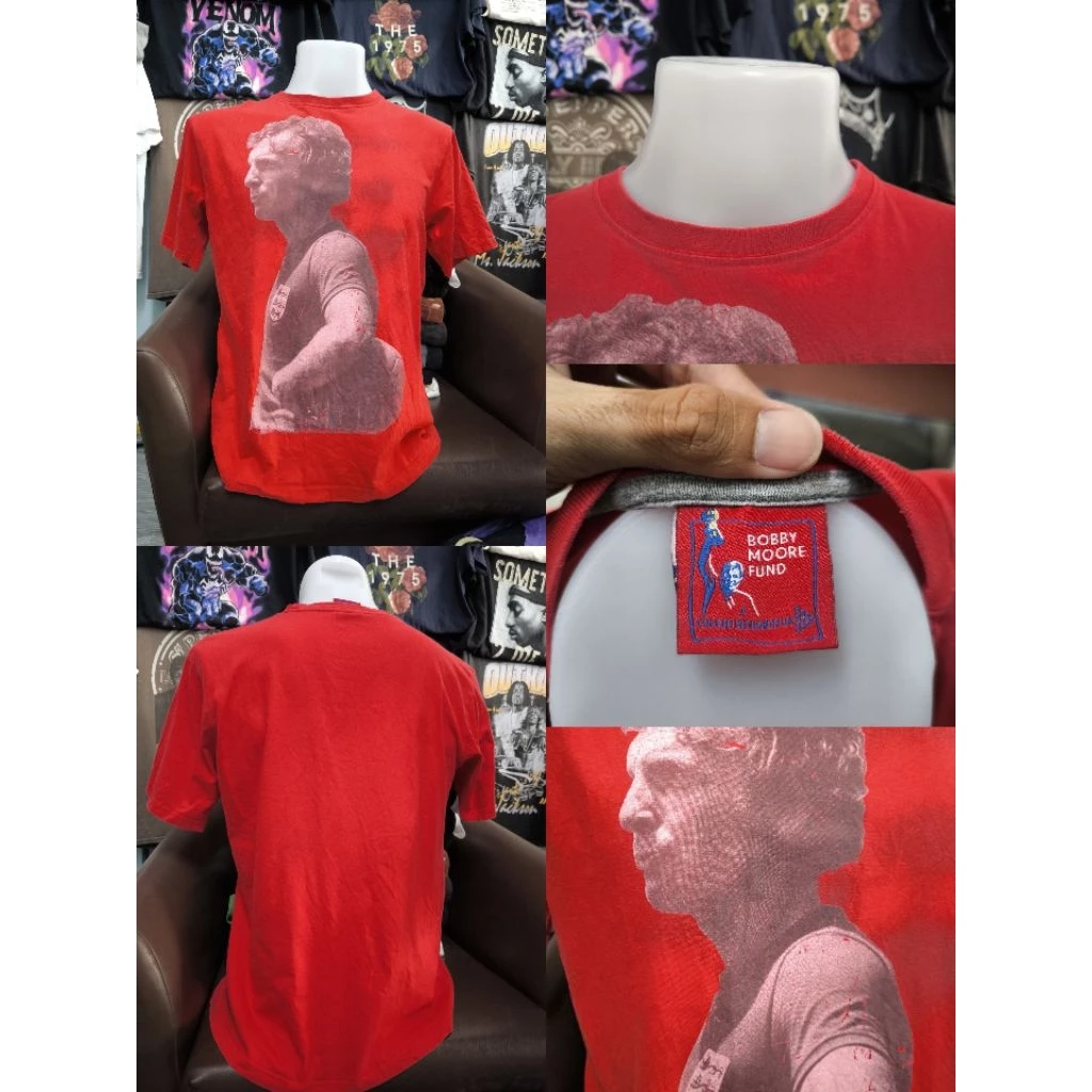 เสื้อยืดวินเทจสีแดงลายนักฟุตบอล Bobby Moore (ไซส์L)